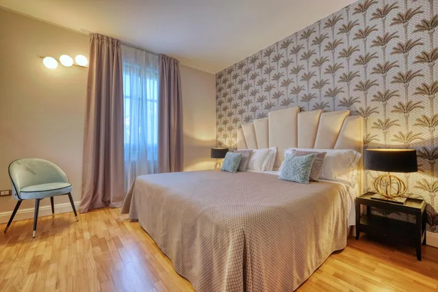 جناح كبير بإطلالة على البحيرة بشرفة بغرفتي نوم، Palazzo Della Scala 7/10