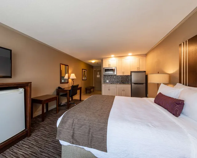 غرفة بسرير كوين بمطبخ صغير، Best Western Mountainview Inn 1/4