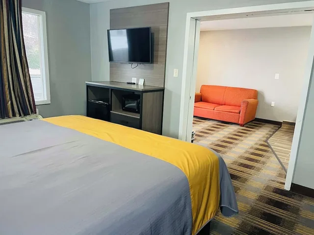 جناح بسريرين مزدوجين بمطبخ صغير للمدخنين، Travelodge by Wyndham Sellersburg / Louisville North 1/10