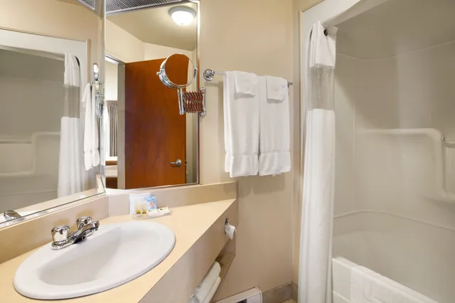 Room, King Bed, Queen Murphy Bed, Balcony، Days Inn by Wyndham Riviere-Du-Loup 5/6