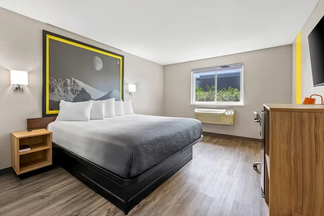 غرفة قياسية بسرير كينج، Super 8 By Wyndham Lewiston Auburn Area 1/10