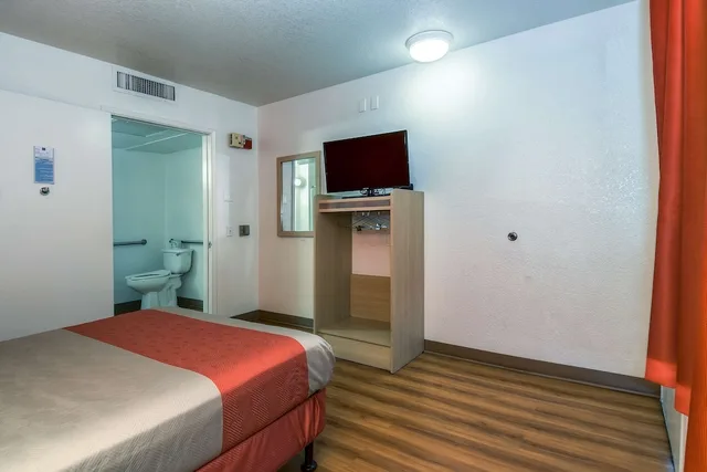 غرفة ديلوكس بسرير مزدوج لذوي الإعاقة، Motel6 Corona, CA - Norco 5/8
