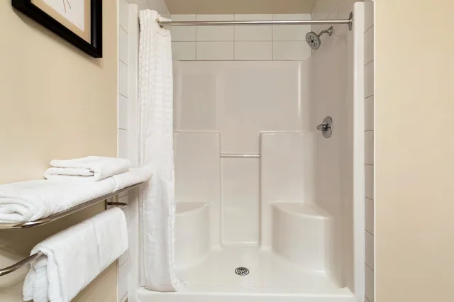 Business, 2 Queen Beds, Travelodge Hotel by Wyndham Weyburn 3/3