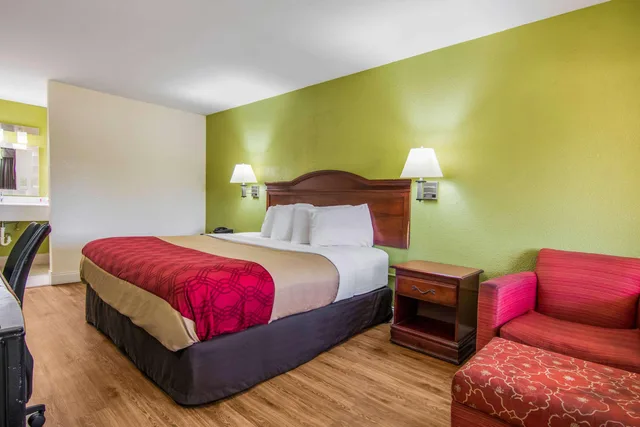 غرفة بسرير كينج للمدخنين، Econo Lodge Atlanta Airport East 2/4