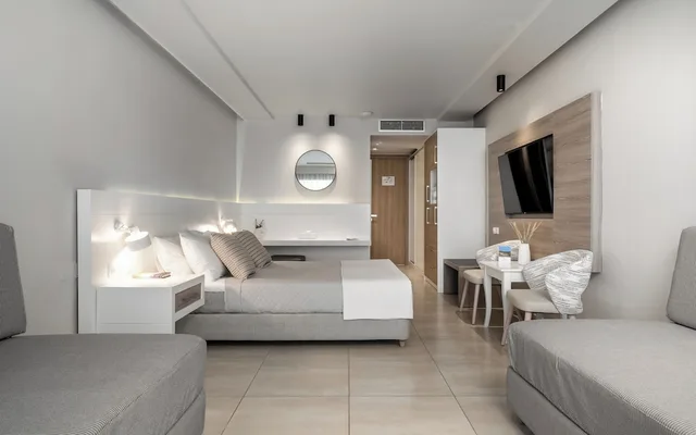 غرفة عائلية بسرير كوين وسريرين منفصلين بإطلالة على البحر، Kassandra Bay Resort, Suites and Spa 2/10