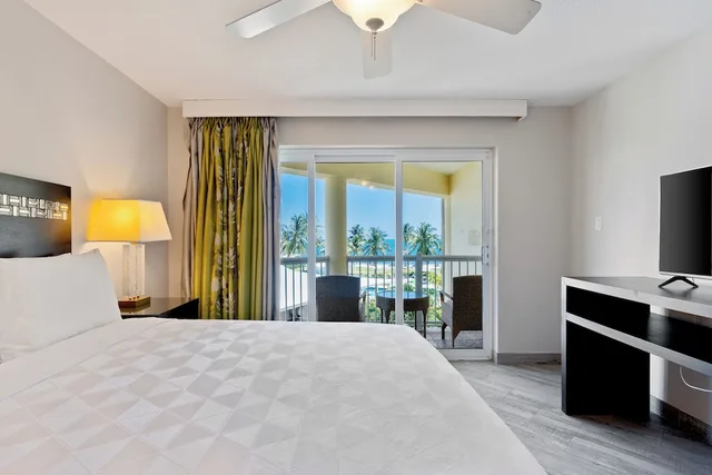 جناح بسرير كينج بإطلالة على البحر بغرفة نوم واحدة مع أريكة، The Grand Caymanian Resort 4/9