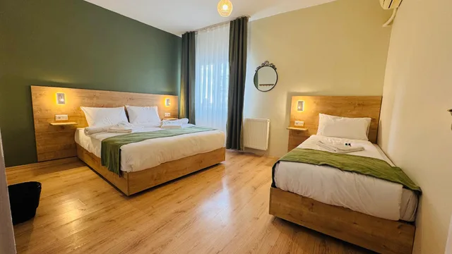 غرفة بسريرين منفصلين بحمام خاص، Sultan Hostel & Guesthouse 1/1