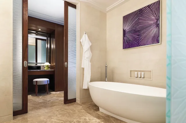 Deluxe Waterfront Room King Bed، Four Seasons Hotel Abu Dhabi at Al Maryah Island 3/4