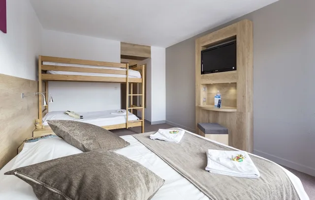 غرفة رباعية بسريرين منفصلين وأسرّة بطابقين بشرفة، HOTEL CLUB MMV LE PANORAMA 1/3