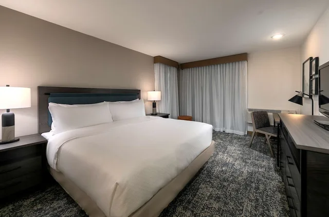 غرفة بسرير كينج لذوي الإعاقة، Seacliff Inn Aptos, Tapestry Collection by Hilton 5/10