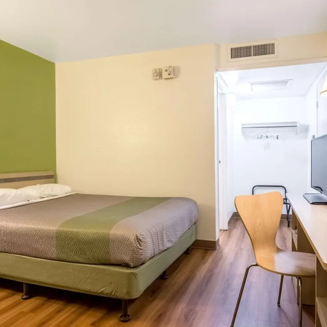 1 Full Bed - Mobility Accessible Tub، Motel6 Pueblo, CO - I-25 2/10