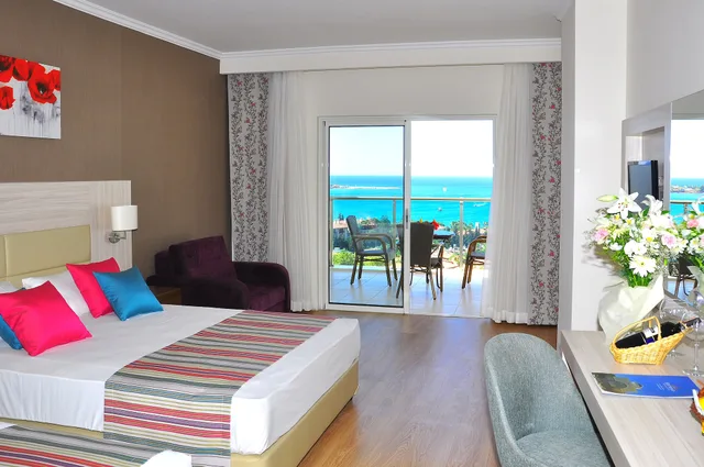 غرفة قياسية ثلاثية بسرير مزدوج وسرير فردي بإطلالة على البحر، SIDE PRENSES RESORT HOTEL AND SPA 1/2