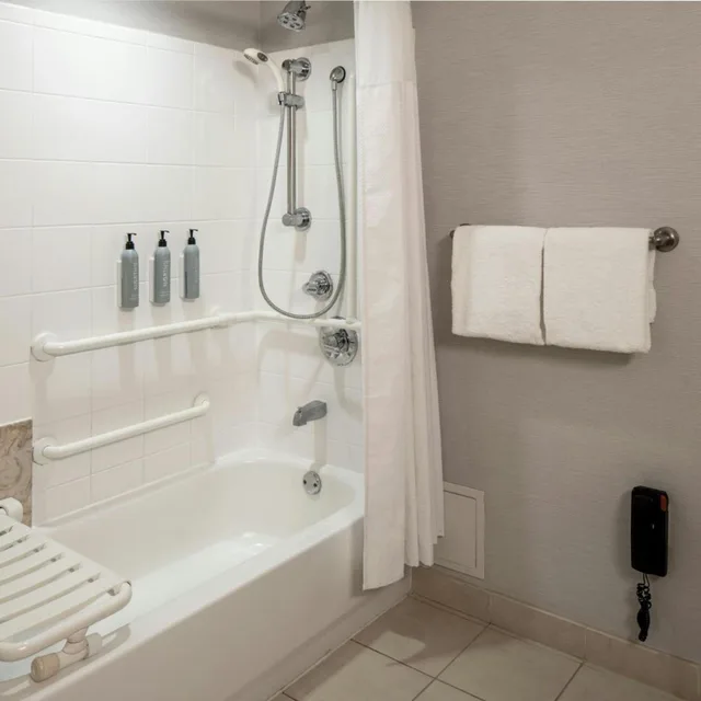 غرفة بسرير كينج مع أريكة بحوض استحمام لذوي الإعاقة، Courtyard By Marriott Mobile Daphne Eastern Shore 3/3