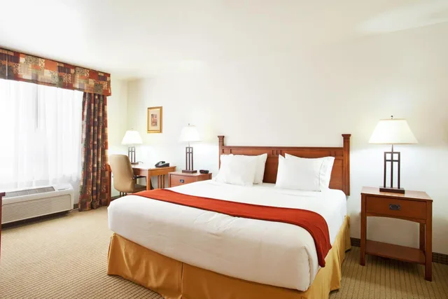 1 Bedroom, Suite, Holiday Inn Express Hotel And Suites Mattoon 2/7
