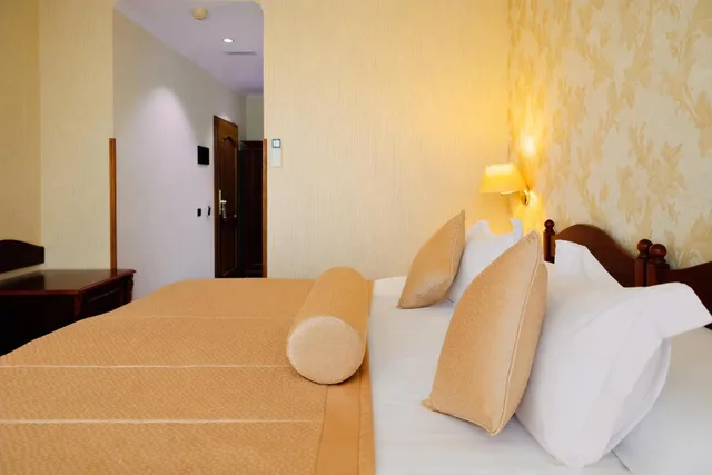 غرفة بسرير كوين، Grand Hotel & Spa Tirana 4/6