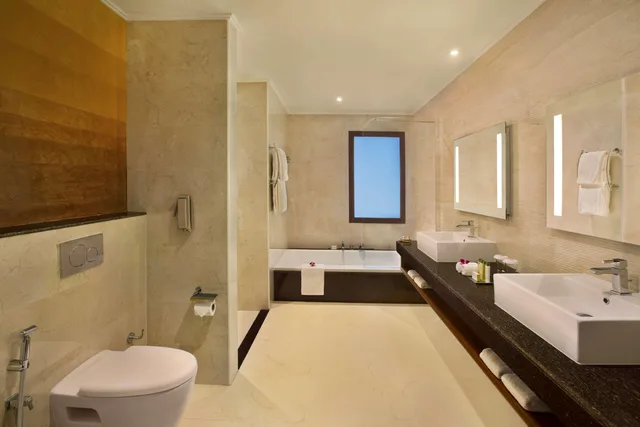 جناح جونيور بإطلالة على البحر بشرفة، Double Tree by Hilton Resort and Spa Marjan Island 4/4