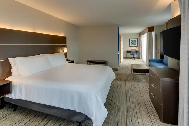 جناح بسرير كينج مع أريكة لذوي الإعاقة، Holiday Inn Express & Suites Corbin, an IHG Hotel 2/9