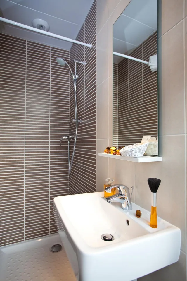 Adjoining، Hotel Du Printemps 7/8