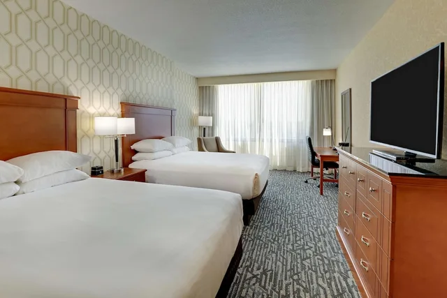 جناح بسريرين كوين بغرفتين مع أريكة لذوي الإعاقة، Drury Plaza Hotel Nashville Franklin 1/8