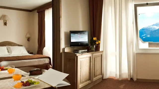 غرفة سوبيريور ثلاثية بسرير مزدوج وسرير فردي بإطلالة على الجبل، Hotel Alaska Cortina 4/8