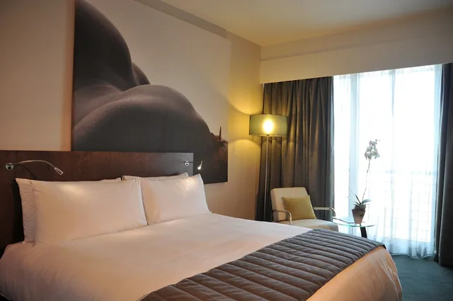 Presidential, Suite, King Bed, Southern Sun Rosebank 1/6