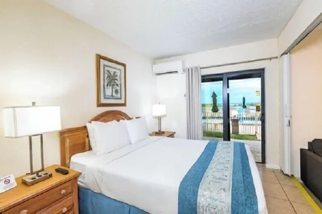 شقة سكنية بسرير كوين مع أريكة بمطبخ صغير، Emerald Seas Deerfield Beach Club 1/3