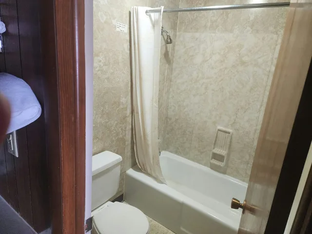 غرفة بسرير كينج، First Inn By OYO Quinter Hwy 70 5/5