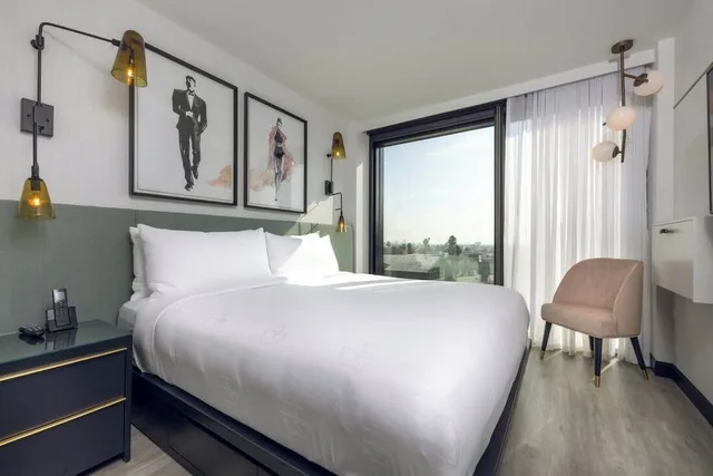 غرفة بسرير كينج مع دخول الصالة، The Godfrey Hotel Hollywood 3/7