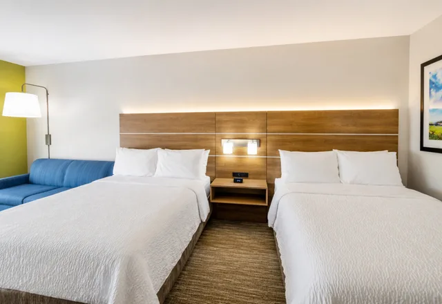 جناح بسريرين كوين، Holiday Inn Express Suites Lindale 1/5