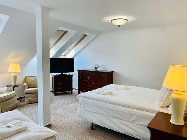 غرفة كلاسيكية رباعية بسرير مزدوج وسريرين منفصلين، OPERA16 Guestrooms 1/1