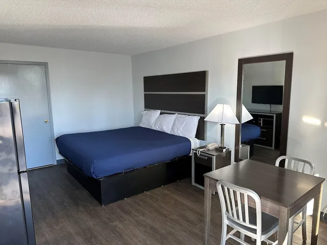 غرفة قياسية بسرير كينج، Homelodge Newnan 1/3