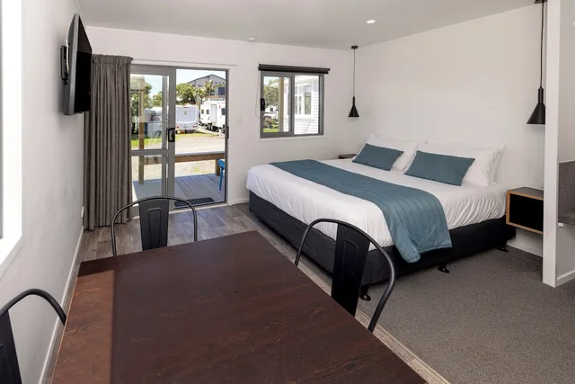 كابينة إليت بسرير كوين وأسرّة بطابقين، Napier Beach Kiwi Holiday Park and Motels 1/4