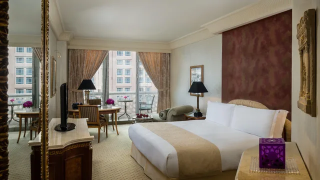 غرفة بريميوم بسرير كينج، Intercontinental Phoenicia Beirut 1/2