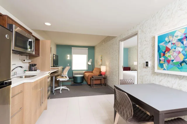 جناح بسرير كينج بغرفة نوم واحدة مع أريكة، Home2 Suites by Hilton Louisville Downtown NuLu 2/3
