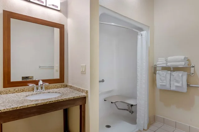 غرفة بسريرين كوين مع أريكة لذوي الإعاقة، Comfort Suites Near Universal Orlando Resort 8/9