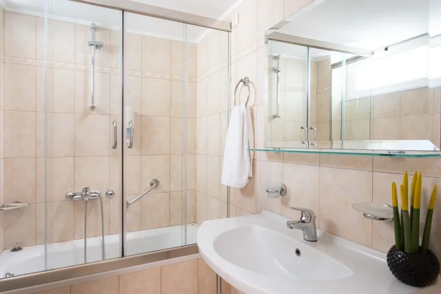 غرفة كلاسيكية بسرير مزدوج بإطلالة جزئية على البحر، PANTHEON HOTEL 4/7