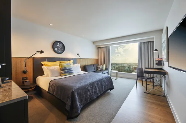 غرفة غراند ديلوكس بسرير كينج بإطلالة على المرفأ، The Grand by SkyCity 1/3