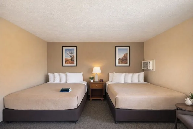 Superior, 2 Queen Beds, Lake Powell Canyon Inn 4/10