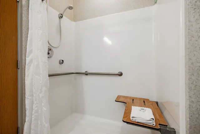 Suite, King Bed, Jetted Tub, Accessible, Cobblestone Suites Ripon 4/4