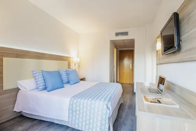 غرفة بشرفة مفردة بسرير فردي، Benidorm East by Pierre and Vacances 1/5
