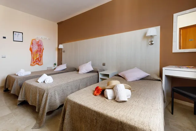 غرفة ثلاثية، L'alguer Hotel 6/8