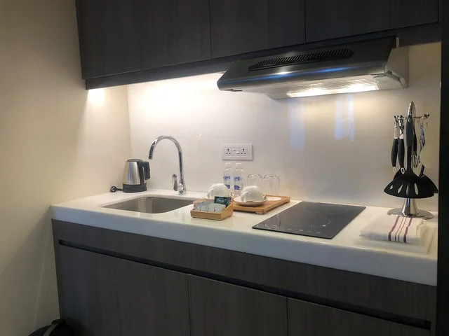 One-Bedroom Apartment with 1 King Bed and Club Access، Seda Residences Makati 5/6