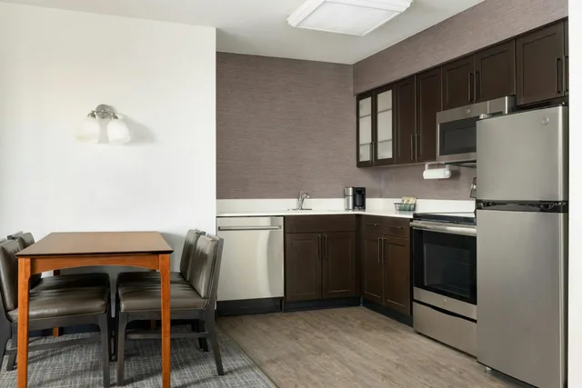جناح بسريرين كوين بغرفتي نوم مع أريكة، Residence Inn Des Moines West at Jordan Creek Town Center 2/5
