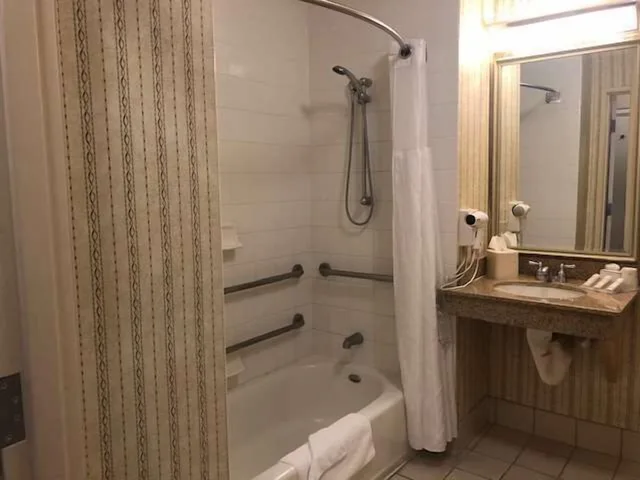 غرفة قياسية بسريرين كوين لذوي الإعاقة، Shutters Hotel 6/8