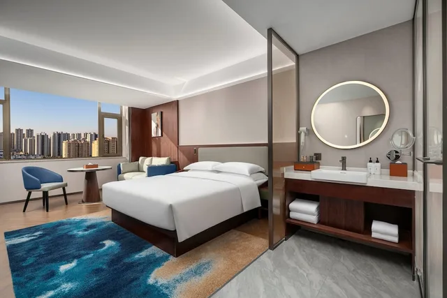 غرفة عائلية بسرير كينج وسرير مزدوج، Days Hotel by Wyndham Fuyang Linquan 2/2