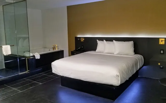 جناح شهر العسل بسرير كينج بحوض جاكوزي، Glen Capri Inn Suites Burbank 1/2