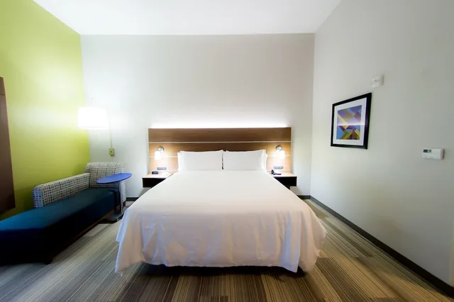 Standard, King Bed, Accessible, Holiday Inn Express Hotel And Suites Statesville 2/8