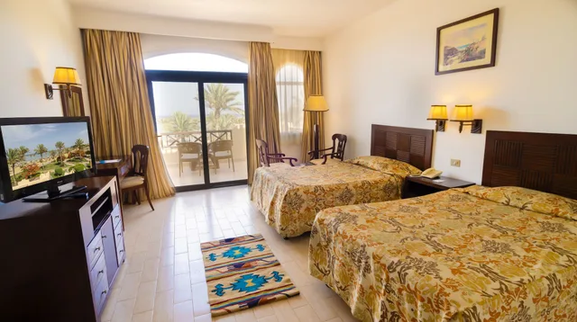 غرفة سوبيريور بسرير كينج وسرير كوين بإطلالة على الحديقة، Blend Elphistone Resort Marsa Alam 3/6