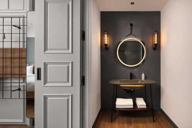Moxy, Guest Room, Twin Beds, City View, Moxy Istanbul Beyoglu 3/3