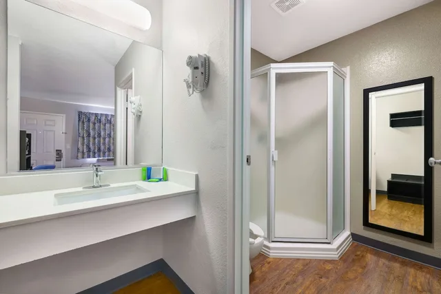 غرفة بريميوم بسرير مزدوج وسرير فردي، Motel6 Kirkland, WA - North Kirkland 7/9
